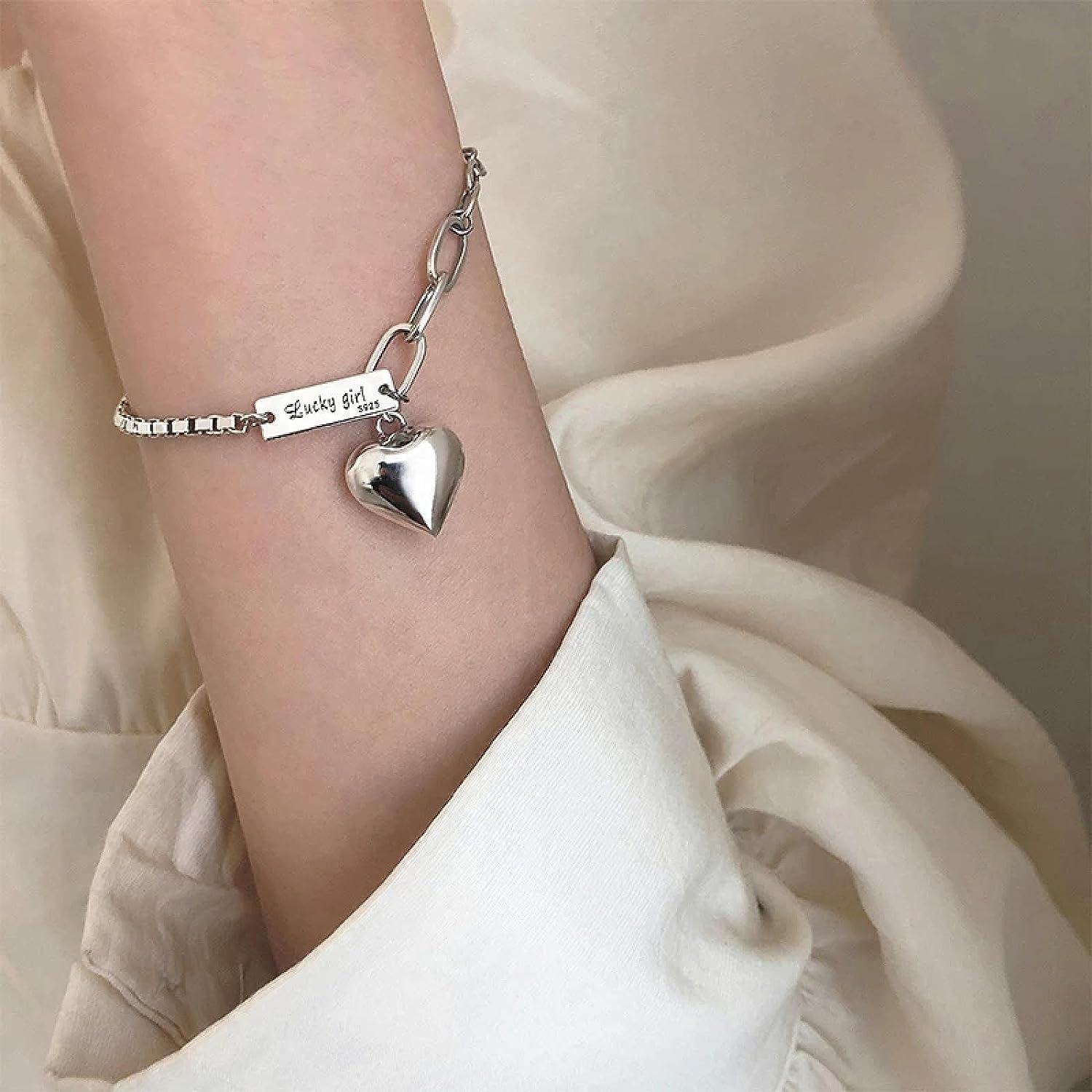 Entdecken Sie zeitlose Eleganz: Das Sterling-Silber Vintage-Herz-Armband aus Thailand